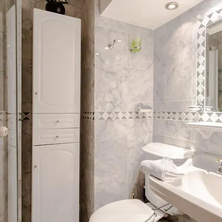 Seafront Furnished Flat *